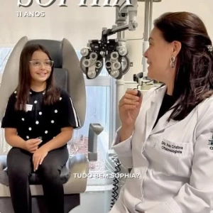 👁️💙 Um caso de sucesso que merece ser compartilhado!  Hoje, a Dra. Ava Cristina Almeida, oftalmologista do CEO - Centro de Excelência em Oftalmologia, apresenta a evolução da Sophia!  Após 1 ano de acompanhamento oftalmológico, a miopia da Sophia permaneceu estável em 1,75 grau nos dois olhos! 👏✨  Sophia utiliza as lentes Defocus, desenvolvidas para auxiliar no controle da progressão da miopia em crianças.  💙 Esse resultado reforça a importância do acompanhamento regular e de um tratamento individualizado para cuidar da saúde visual infantil!  Assista ao vídeo e conheça essa história!  👩‍⚕️ Dra. Ava Cristina Almeida CRM-MG 62166