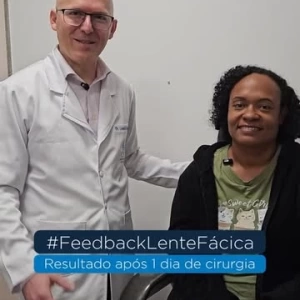 Hoje compartilhamos o resultado apenas 1 dia após a cirurgia da paciente Ana Paula!  A paciente apresentava alta miopia, que foi totalmente corrigida com o procedimento.  A cirurgia foi realizada ao vivo na Clínica CEO – Centro de Excelência em Oftalmologia, pelo especialista Dr. Leonardo Torquetti.  O procedimento fez parte de um dia de capacitação para profissionais de toda a América Latina, realizado em parceria com a @mediphacos.  Um momento de troca de conhecimento, inovação e excelência na oftalmologia. ✨