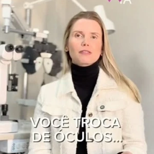Você troca os óculos.  Mas a sensação é que a visão nunca fica realmente boa.  Passa um tempo. Troca novamente. E continua sem enxergar como gostaria.  As letras parecem perder nitidez. As imagens ficam distorcidas. Os faróis à noite incomodam mais. E nada parece resolver completamente o problema.  Muitas pessoas acreditam que isso acontece apenas porque o grau mudou.  Mas nem sempre é assim.  Quando existe uma necessidade frequente de trocar os óculos e, mesmo assim, a qualidade da visão continua ruim, é importante investigar a causa.  Porque, em alguns casos, o motivo pode ser o ceratocone.  Uma doença que altera o formato da córnea e pode provocar uma visão irregular, que nem sempre é corrigida adequadamente apenas com os óculos.  E existe um ponto muito importante.  O ceratocone costuma evoluir ao longo do tempo. Por isso, quanto mais cedo o diagnóstico acontece, maiores costumam ser as possibilidades de controlar a progressão da doença e preservar a visão.  Hoje contamos com exames altamente precisos que permitem identificar alterações muito precoces da córnea.  No Centro de Excelência em Oftalmologia, é comum avaliarmos pacientes que passaram anos trocando os óculos sem alcançar uma boa qualidade visual.  E não raramente o diagnóstico é ceratocone.  Por isso, se você percebe que seu grau muda frequentemente, sente que os óculos nunca ficam realmente bons ou continua insatisfeito com a sua visão, vale a pena realizar uma avaliação especializada.  Escreva CERATOCONE nos comentários.  Dra. Sílvia Maia Médica Oftalmologista CRM-MG 66953 - RQE 55690 Centro de Excelência em Oftalmologia