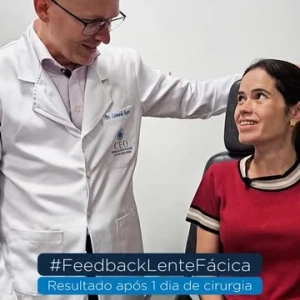 ✨ Hoje compartilhamos um resultado incrível: apenas 1 dia após a cirurgia da paciente Júlia!  A paciente apresentava alta miopia (9 graus), que foi totalmente corrigida com o procedimento — devolvendo qualidade de visão e mais liberdade no dia a dia.  A cirurgia foi realizada ao vivo na Clínica CEO – Centro de Excelência em Oftalmologia, pelo especialista Dr. Leonardo Torquetti.  O procedimento fez parte de um dia especial de capacitação, reunindo profissionais de toda a América Latina, em parceria com a @mediphacos.  Um momento que uniu conhecimento, inovação e excelência na oftalmologia. ✨