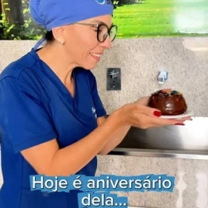 Hoje é aniversário da Regiane 🎂✨  E claro que aproveitamos a data para falar, com bom humor, sobre a famosa “síndrome do braço curto”… rsrs 😅  Sabe aquela fase em que a gente começa a esticar o braço para conseguir enxergar melhor de perto? 👀📱  Você conhece alguém assim também?  Brincadeiras à parte, isso pode ser sinal de presbiopia, algo comum a partir dos 40 anos — e que tem solução!  👁️ Cuide da sua visão. Vem pro CEO – Centro de Excelência em Oftalmologia e faça sua avaliação.