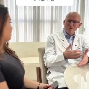 No vídeo de hoje, o Dr. Leonardo Torquetti esclarece as principais dúvidas sobre a cirurgia a laser, o mesmo procedimento que fiz recentemente e foi um sucesso!  Se você tem curiosidade, medo ou quer entender melhor como funciona, esse vídeo é pra você. Vale muito a pena assistir!  Ah… e não esqueça de seguir a clínica para acompanhar mais conteúdos e tirar todas as suas dúvidas: @ceo_oftalmologia 💙