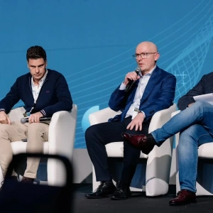 Muito feliz em ter sido convidado a participar do Ophthalpreneurs® (OPS) — congresso único que reúne os gestores das principais clínicas oftalmológicas da Europa — como discutidor da sessão "Clínicas Premium". Neste ano, em Chia, Sardegna, Itália.  Levei ao painel uma convicção que orienta o posicionamento da nossa clínica como referência de excelência: saúde ocular não é commodity. E não pode ser tratada como tal. Quando falamos de visão, falamos do sentido pelo qual o paciente experimenta o mundo. O nível de responsabilidade técnica, o rigor nos protocolos de segurança e a profundidade do cuidado exigidos são incompatíveis com a lógica de "produto padronizado". A discussão do painel girou em torno justamente disso: quais são os reais desafios de construir uma clínica que se propõe a entregar serviço de alta qualidade? Como sustentar excelência clínica, experiência do paciente e viabilidade do negócio ao mesmo tempo? Como educar o público sobre o verdadeiro valor de um cuidado oftalmológico premium? São perguntas difíceis, sem respostas prontas. Mas é nesse desconforto que mora o trabalho que vale a pena fazer. Trocar ideias e conhecimentos com colegas que enfrentam os mesmos desafios em diferentes países é o que torna esse congresso tão singular.  Juntamente com os amigos @dr.arthurvdb e @ivan_corso.  Muito obrigado @ophthalpreneurs e @francescocarones. Parabens pelo brilhante evento. Ophthalpreneurs é espetacular!!