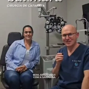 Se você tem ceratocone, existe uma parte dessa história que quase ninguém te conta — e ela pode mudar tudo sobre o futuro da sua visão.  Quem encontra a Saionara hoje não imagina o que os olhos dela já enfrentaram.  Há 30 anos, ela foi diagnosticada com ceratocone — uma doença que deforma a córnea, distorce a imagem e, quando não é cuidada, pode ir progredindo com o tempo. Na época, foi tratada com um dos primeiros anéis de Ferrara.  E o anel é um tratamento muito eficaz para o ceratocone: reduz a deformidade da córnea, melhora a visão e ajuda a estabilizar a doença, diminuindo a velocidade de progressão. Foi exatamente o que aconteceu com ela — três décadas enxergando bem.  Até que a catarata chegou.  A catarata faz parte do envelhecimento natural do olho: o cristalino vai ficando opaco e a visão embaça de novo, aos poucos. Só que o dela não era um olho comum. Era um olho com ceratocone e um anel implantado há 30 anos — exatamente o tipo de caso que faz muitos cirurgiões hesitarem.  Por quê? Porque num olho assim o desafio não é operar a catarata em si. É medir o olho com precisão e escolher a lente certa — e a córnea irregular do ceratocone tira a precisão das fórmulas comuns de cálculo. É esse planejamento que separa um resultado bom de um resultado espetacular.  A pergunta certa nunca foi se dá pra operar catarata com ceratocone — isso é sempre possível. A pergunta é como planejar esse olho da forma mais eficaz.  Com biometria e cálculo feitos com todo cuidado, a cirurgia devolveu a visão dela — e o resultado foi espetacular. Trinta anos depois, ela voltou a enxergar como não imaginava mais que fosse possível.  Cada olho de ceratocone é único. Não existe fórmula pronta — existe avaliação individual, feita de forma personalizada.  Se essa história tocou você, ou se você conhece alguém que convive com o ceratocone: escreva LIBERDADE nos comentários que eu te mostro o caminho pra entender o seu caso.  Dr. Leonardo Torquetti CRM 35661 · RQE 13382 Centro de Excelência em Oftalmologia – Hospital Dia