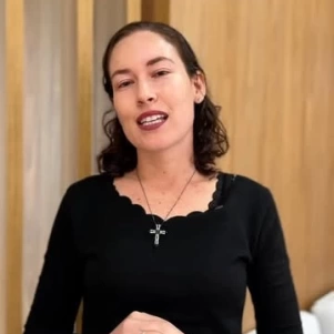 ✨ Hoje é dia de compartilhar histórias de sucesso! ✨  A paciente Gisele realizou o implante de Lente Fácica para alto grau de miopia e teve uma experiência incrível! 👓➡️👁️  No CEO - Centro de Excelência em Oftalmologia, somos especializados e realizamos a cirurgia na própria clínica, com total cuidado e apoio para você. 💙  Confira o feedback da Gisele e inspire-se para dar o próximo passo na sua saúde visual! 👀✨  📲 (37) 3237-4600 📲 (37) 3237-4602 📲 (37) 3237-4605 . . #Ceo #CeoOftalmologia #LenteFacica #CirurgiaOcular #CirirgiaRefrativa