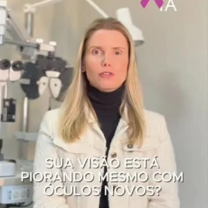 Você troca os óculos.  A visão melhora.  Mas pouco tempo depois parece que algo voltou a ficar errado.  As letras ficam menos nítidas.  As placas parecem perder definição.  E você começa a acreditar que precisa apenas de mais uma troca de grau.  Mas existe uma diferença importante entre aumentar o grau e descobrir por que a visão continua piorando.  Porque, em alguns casos, o problema não está apenas nos óculos.  Está na córnea.  O ceratocone é uma doença que pode evoluir lentamente ao longo dos anos e muitas vezes os sinais iniciais passam despercebidos.  Por isso, não é raro encontrar pessoas que passaram muito tempo trocando os óculos sem entender a verdadeira causa da piora visual.  A boa notícia é que hoje dispomos de exames capazes de detectar alterações muito precoces da córnea.  E quando o diagnóstico acontece cedo, existe uma oportunidade muito maior de acompanhar a doença, controlar sua progressão e preservar a qualidade da visão.  No Centro de Excelência em Oftalmologia, avaliamos frequentemente pacientes que chegam acreditando precisar apenas de uma nova receita de óculos.  E acabam descobrindo que existe uma explicação para aquela piora recorrente da visão.  Se você sente que seu grau muda frequentemente ou que os óculos nunca parecem ficar realmente bons, vale a pena investigar.  Escreva CERATOCONE nos comentários.  Dra. Silvia Maia Médica Oftalmologista CRM-MG 66953 • RQE 55690 Centro de Excelência em Oftalmologia