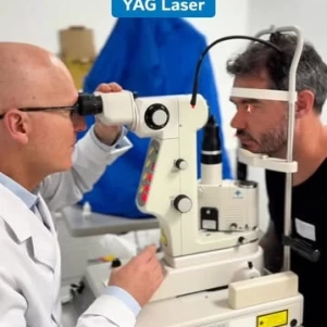 👁️ Voltou a enxergar embaçado mesmo depois da cirurgia de catarata?  Isso é mais comum do que parece! Com o tempo, a cápsula onde a lente intraocular foi colocada pode ficar opaca — causando a sensação de visão turva novamente.  🔹 A boa notícia? O YAG Laser resolve isso de forma rápida, segura e sem cortes!  Ele remove esse “embaçamento” com precisão, devolvendo a nitidez da sua visão em poucos minutos. Procedimento feito no consultório, e você vai pra casa no mesmo dia.  📅 Agende sua avaliação aqui na CEO e veja o mundo com clareza outra vez! 📲 (37) 3237-4600 📲 (37) 3237-4602 📲 (37) 3237-4605 . . #YAGLaser #Catarata #VisãoTurva #Retina #SaúdeOcular #DrLeonardoTorquetti #ClínicaCEO #Oftalmologia #CirurgiaDeCatarata #Ceo #CeoOftalmologia