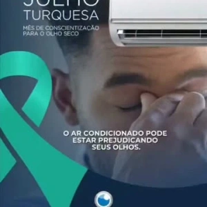 O ar-condicionado pode estar prejudicando seus olhos.   Você passa horas no computador ou no celular e nem imagina o que isso pode estar fazendo com seus olhos?  Quando estamos concentrados em uma tela, piscamos até 60% menos. E é justamente o piscar que espalha a lágrima e mantém a superfície do olho protegida e lubrificada.  Some a isso o ar-condicionado — que resseca o ambiente — e você tem a combinação perfeita para o ressecamento ocular e o aumento do risco da Síndrome do Olho Seco.  O resultado? Ardência, sensação de areia nos olhos, vermelhidão e visão embaçada no fim do dia. Sintomas que muita gente ignora ou tenta resolver com qualquer colírio, sem saber a causa real do problema.  Mudar alguns hábitos ajuda: fazer pausas nas telas, piscar com mais frequência e evitar o jato do ar-condicionado direto no rosto. Mas isso não substitui o essencial — uma avaliação oftalmológica para identificar a causa e iniciar o tratamento correto para o seu caso.  Neste Julho Turquesa, não deixe esse cuidado para depois.   Comente OLHO SECO aqui embaixo e agende sua avaliação.   Dr. Jonatas Diniz da Silva CRM-MG 106617 | RQE 65385 Centro de Excelência em Oftalmologia - Hospital Dia