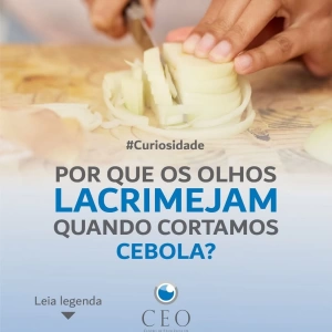 Você já começou a preparar a comida e acabou chorando sem nem estar triste? 😅 Isso tem uma explicação científica!  Quando cortamos a cebola, ela libera uma substância chamada alicina, que reage formando um gás irritante chamado óxido de propanotial. Esse gás sobe e entra em contato com os nossos olhos, estimulando as glândulas lacrimais a produzirem lágrimas como mecanismo de defesa, tentando eliminar a substância agressora. 👀💦  🔎 Dica útil: cortar a cebola perto de água corrente ou deixá-la um tempo na geladeira antes de usar pode ajudar a reduzir esse efeito.  Cuidar da saúde ocular também é entender esses pequenos detalhes do dia a dia! 😉